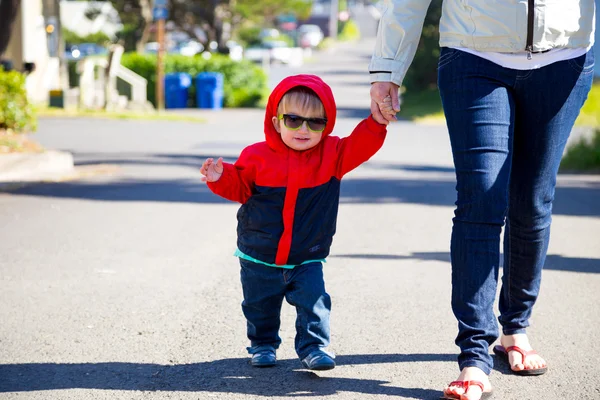 Niño con gafas de sol —  Fotos de Stock