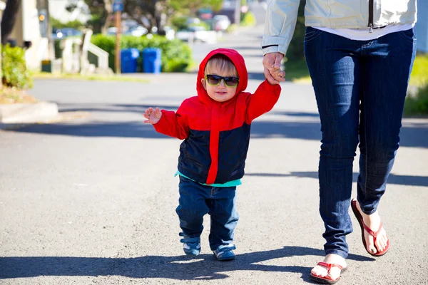 Kind dragen van een zonnebril — Stockfoto