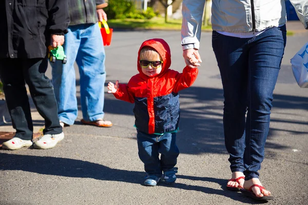 Bambino che indossa occhiali da sole — Foto Stock