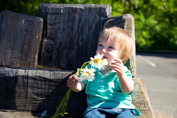 Garçon jouer avec des fleurs — Photo