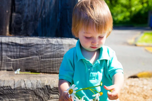 Niño jugando con flores —  Fotos de Stock