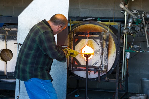 Man Firing Molten Glass — Stock Photo, Image