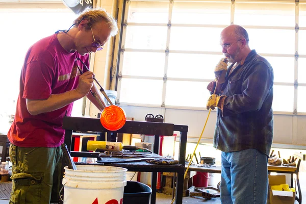 Soufflage de verre hommes — Photo