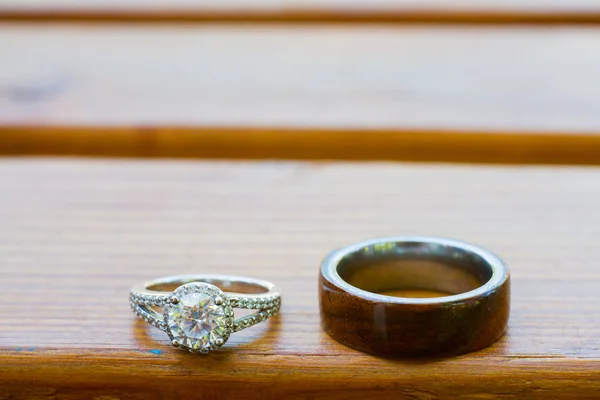 Wedding Rings on Bench — Stock Photo, Image