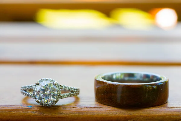 Wedding Rings on Bench — Stock Photo, Image