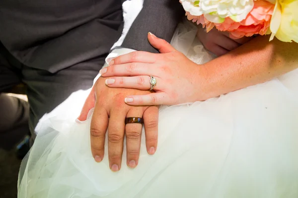 Bride and Groom Hands — Stock Photo, Image