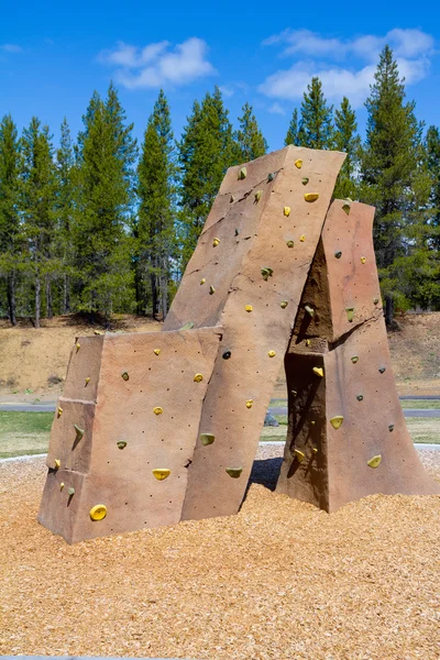 Rock Climbing Wall at Park — Stock Photo, Image