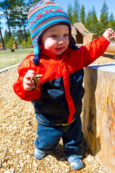 Een jaar oud spelen bij park — Stockfoto