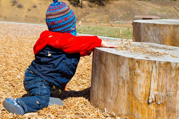 Een jaar oud spelen bij park — Stockfoto