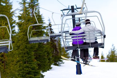 Ski lift üzerinde çift