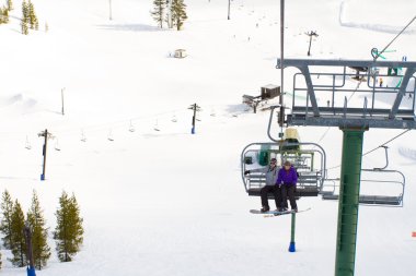 Ski lift üzerinde çift