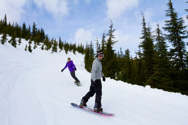 Duas pessoas snowboard juntos — Fotografia de Stock