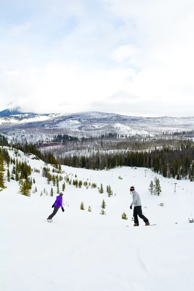 Twee mensen samen snowboarden — Stockfoto