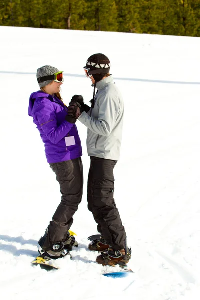 Duas pessoas snowboard juntos — Fotografia de Stock