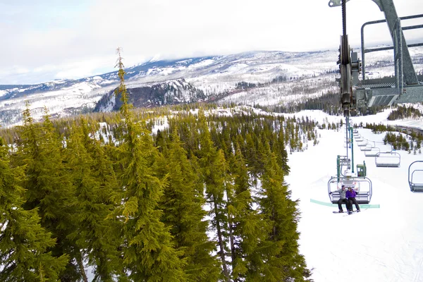 Par på ski lift — Stockfoto