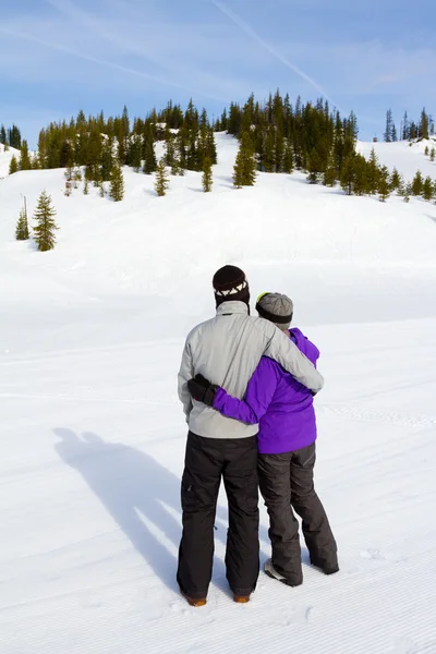 Feliz pareja de snowboard — Foto de Stock