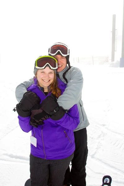 滑雪对幸福的夫妇 — 图库照片