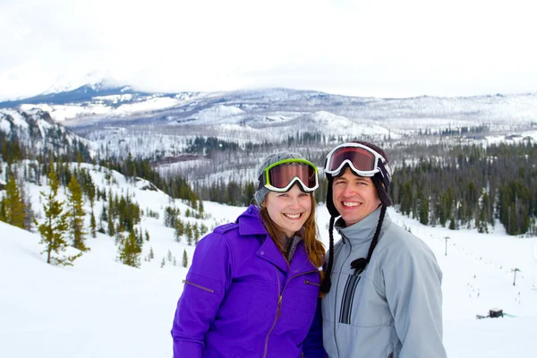 Feliz pareja de snowboard — Foto de Stock