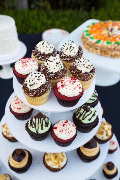 Hochzeit Cupcakes an der Rezeption — Stockfoto