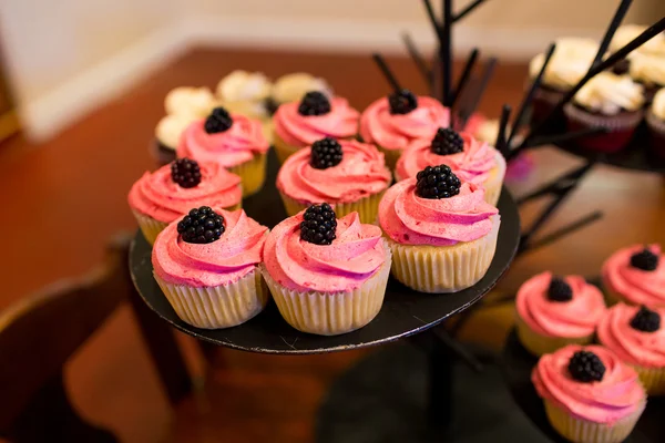 Cupcakes de mariage à la réception — Photo