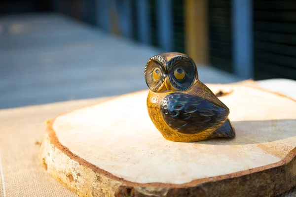 Eulenhochzeitsdekor aus Holz — Stockfoto