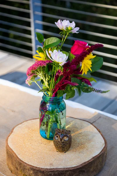 Wooden Owls And Flowers — Stock Photo, Image