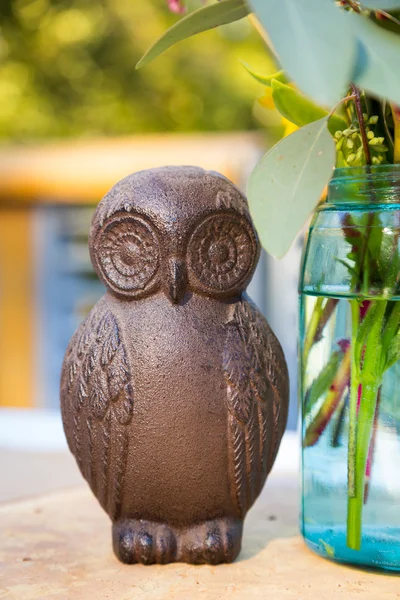 Wooden Owls And Flowers — Stock Photo, Image