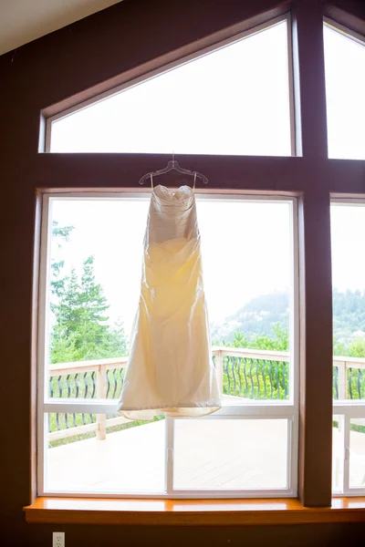 ハングアップのウェディング ドレス — ストック写真