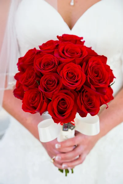 Mariée tenant Bouquet Fleurs — Photo