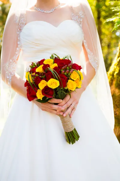 Novia sosteniendo flores de ramo —  Fotos de Stock