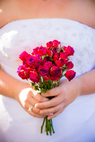 Noiva segurando flores do buquê — Fotografia de Stock