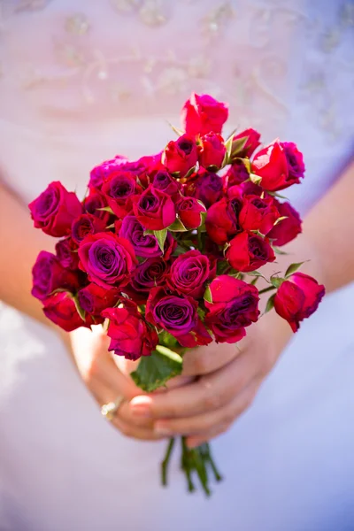 Bruid houden boeket bloemen — Stockfoto