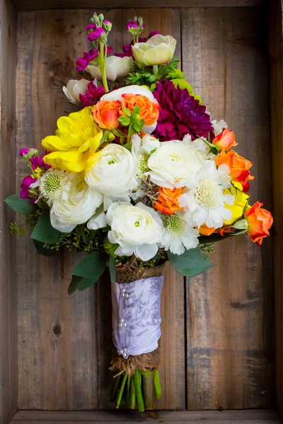 Ramo de flores mixtas de novia —  Fotos de Stock