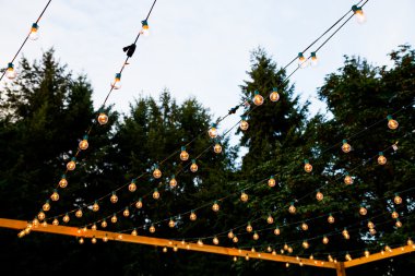 Işıklar ipliklerini asılı