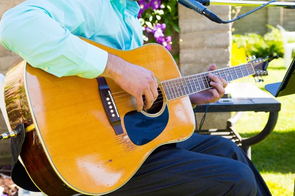 Gitarist på Wedding – stockfoto