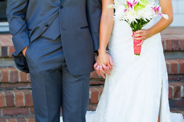 Noiva noivo de mãos dadas — Fotografia de Stock