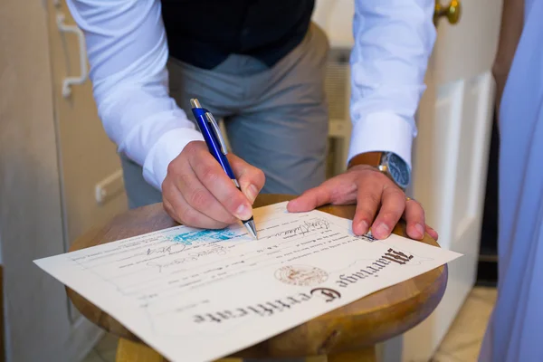 Signature du certificat de mariage — Photo