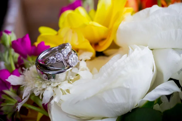 Wedding Rings and Flowers — Stock Photo, Image
