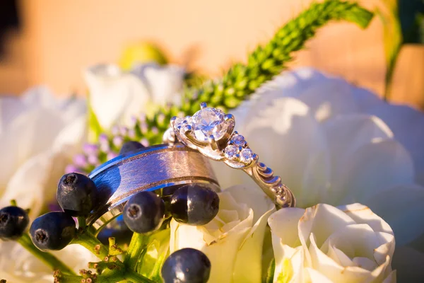 Anéis de casamento e flores — Fotografia de Stock