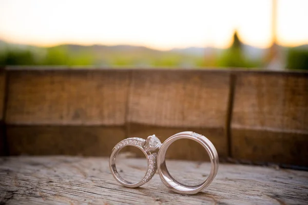 Anillos de boda en madera —  Fotos de Stock