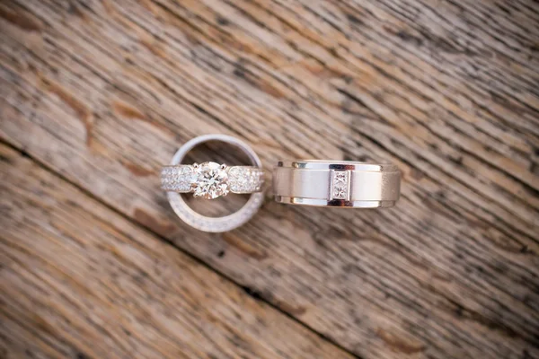 Anéis de casamento em madeira — Fotografia de Stock