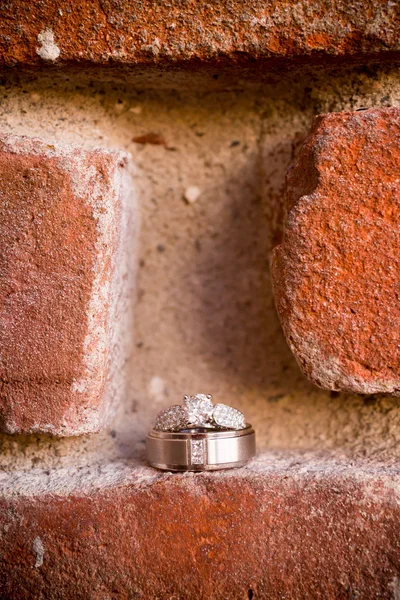 Anéis de casamento e tijolo — Fotografia de Stock