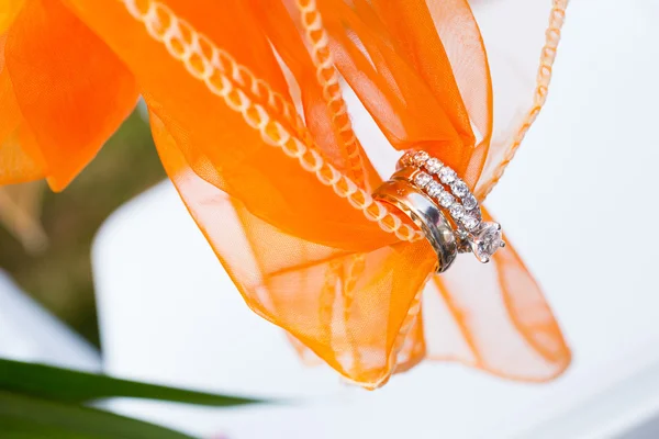 Anéis de casamento e tecido — Fotografia de Stock