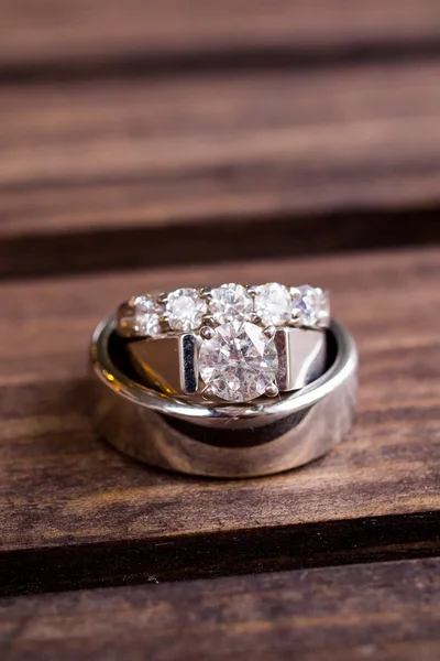 Anillos de boda en caja de madera — Foto de Stock