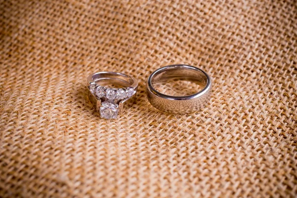 Anillos de boda y bolsa de arpillera — Foto de Stock