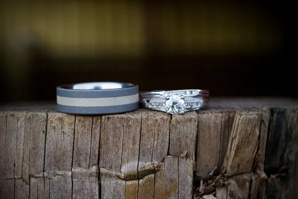 Anéis de casamento na parede de madeira — Fotografia de Stock