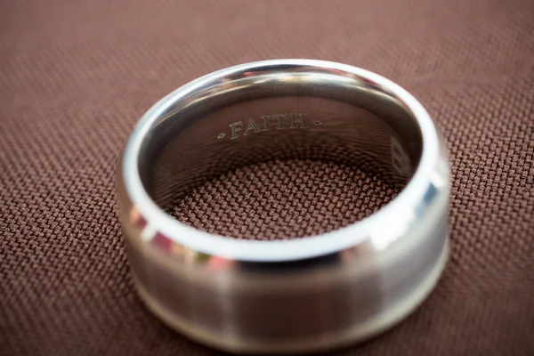Faith Wedding Ring Inscription — Stock Photo, Image