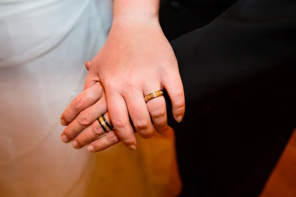 Snubní prsteny nevěsty a ženicha — Stock fotografie