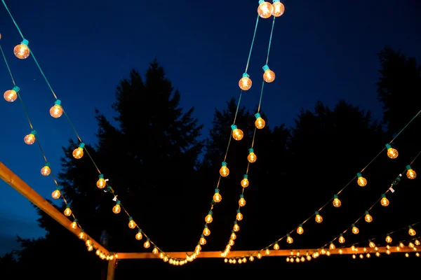 Işıklar ipliklerini asılı