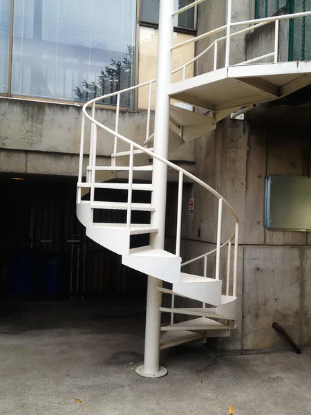 Спиральная лестница из металла — стоковое фото